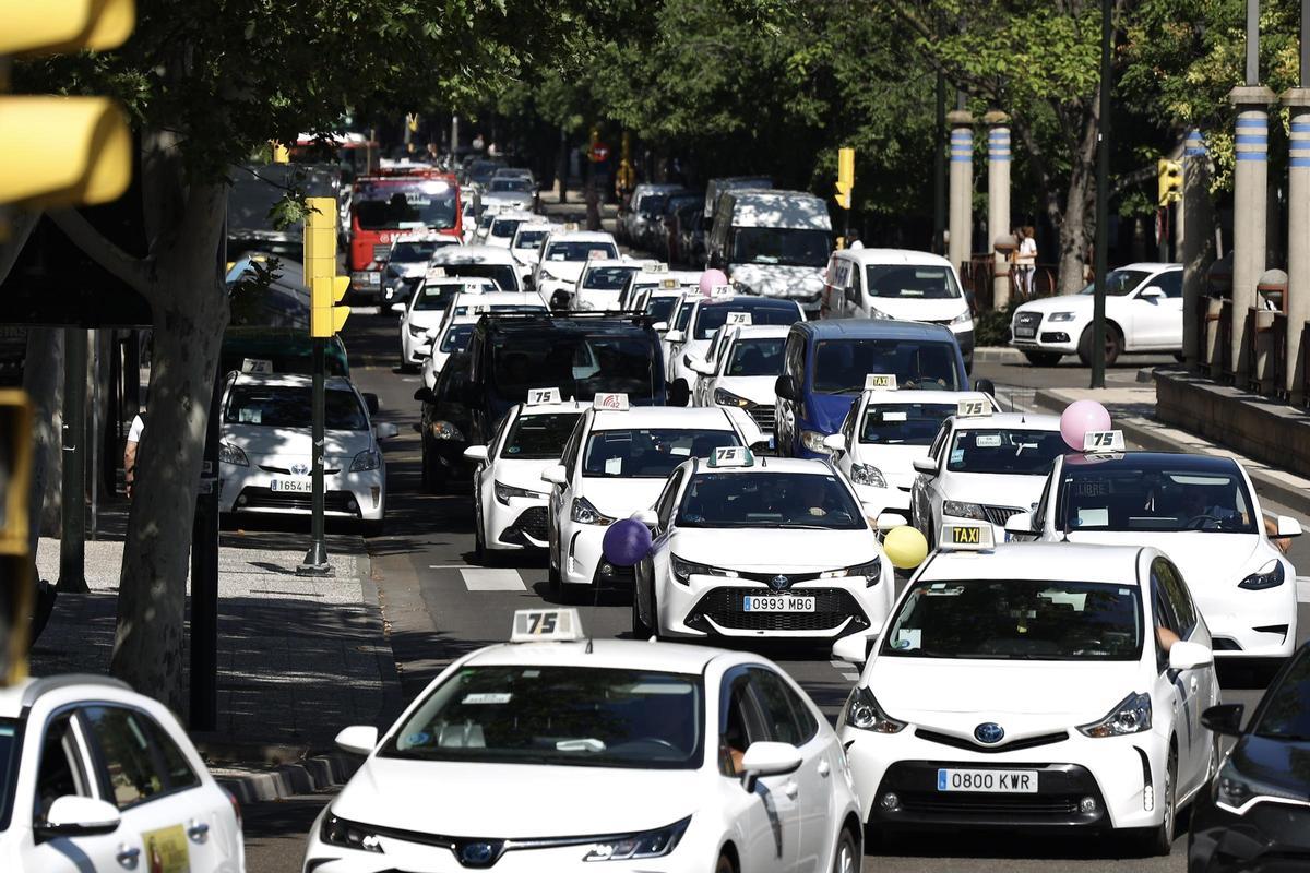 Concentración de taxistas en Zaragoza.