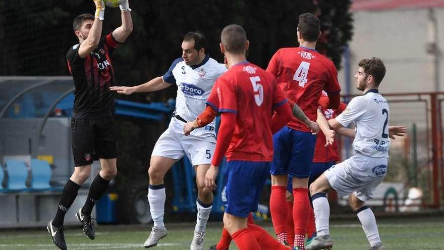 Cortegoso, del Choco, atrapa el balón ante la presión de un jugador del Silva. // Arcay Roller Agencia