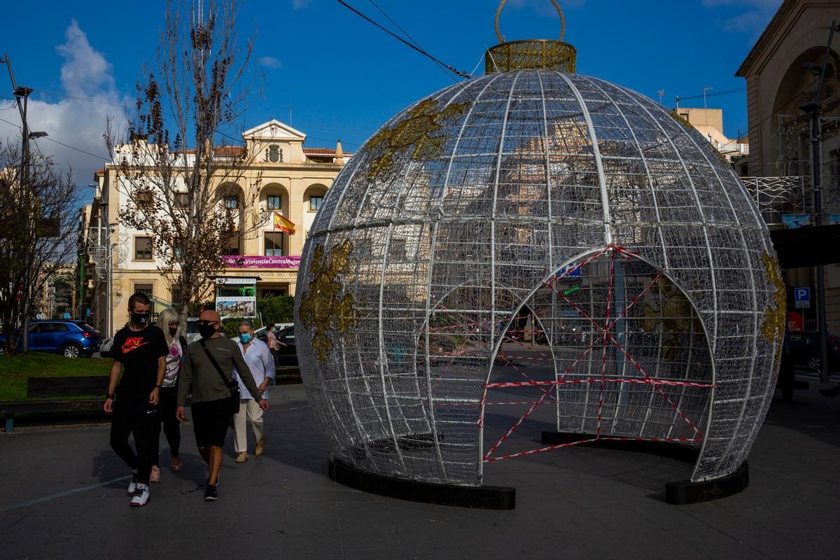 El árbol de Navidad de Alicante, por primera vez en la Explanada El árbol de Navidad de Alicante, por primera vez en la Explanada