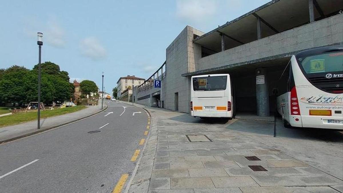 Dársena de autobuses del colegio La Salle en la Rúa Valle-Inclán, donde las famlias temen un caos de tráfico al inicio del curso.
