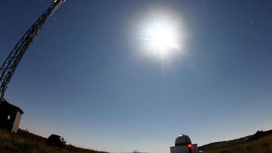 Una imagen del cielo y el Observatorio de As Casetas, tomada por la FC3 hacia las 23.00 horas. // FC3