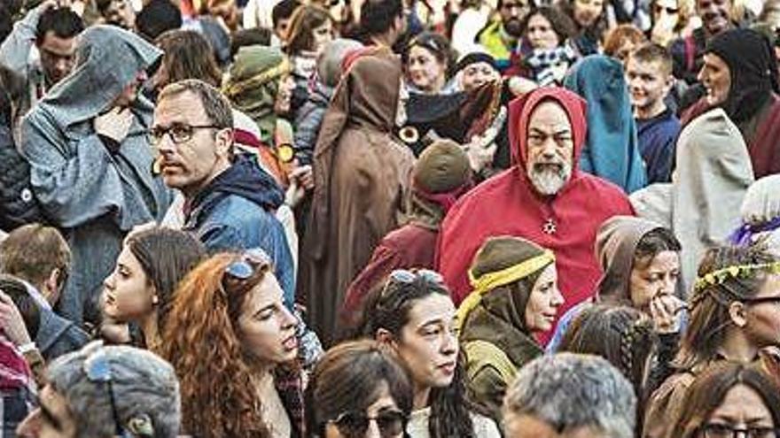 Gentada a la plaça Major, on hi havia un dels punts d&#039;informació.