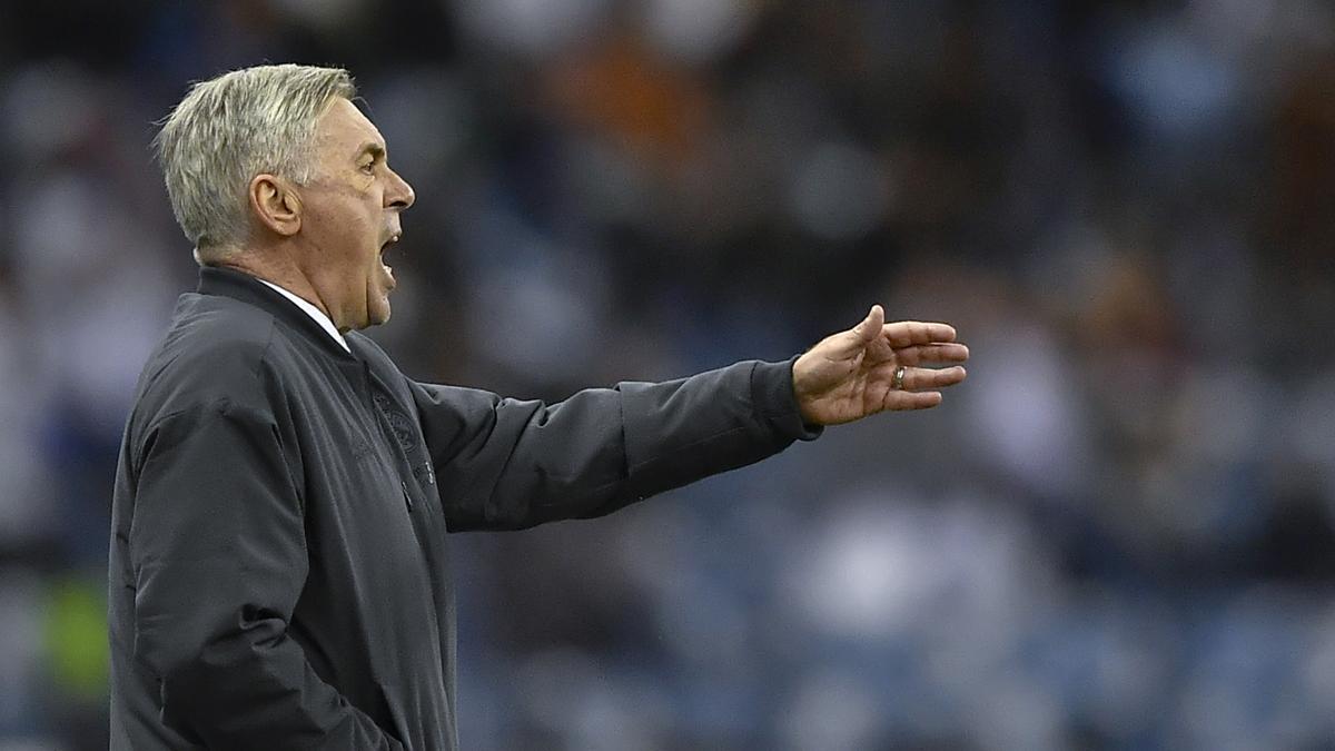 Carlos Ancelotti, dando instrucciones frente al Valencia