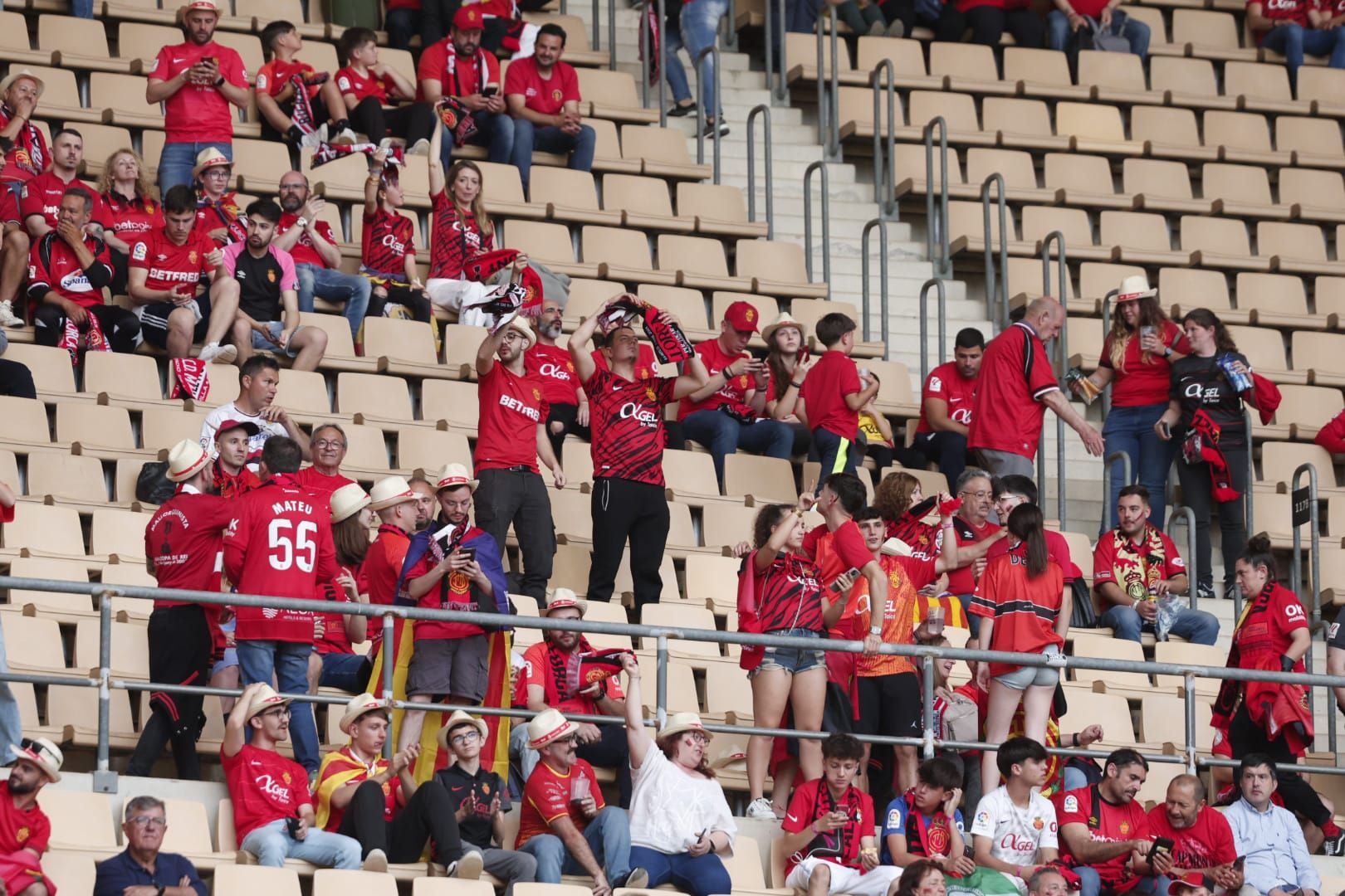 Los aficionados del Mallorca llenan La Cartuja