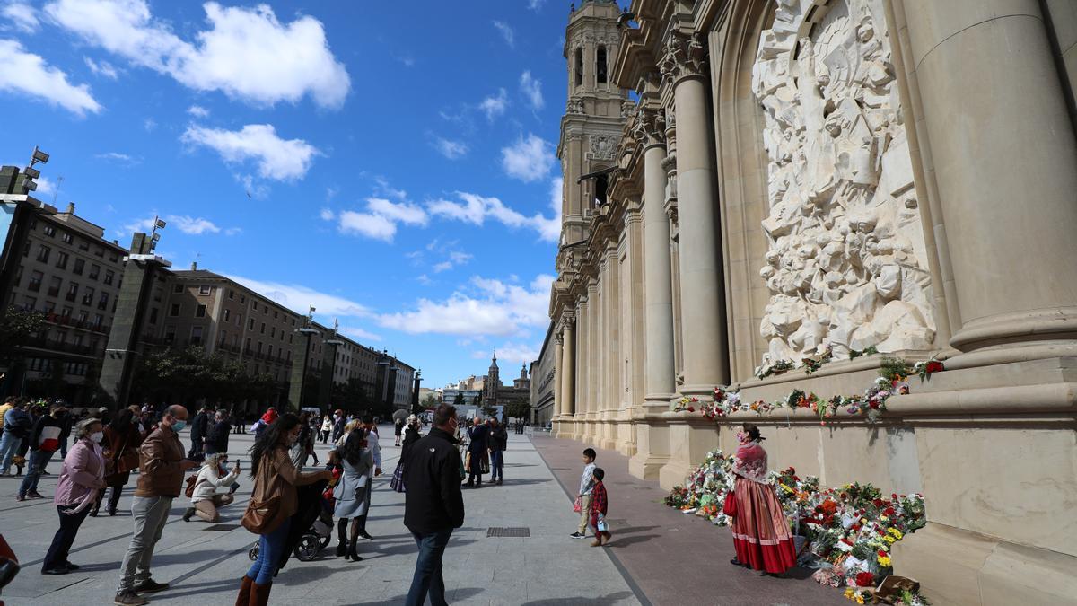 Ofrenda espontánea a la Virgen del Pilar, el año pasado.