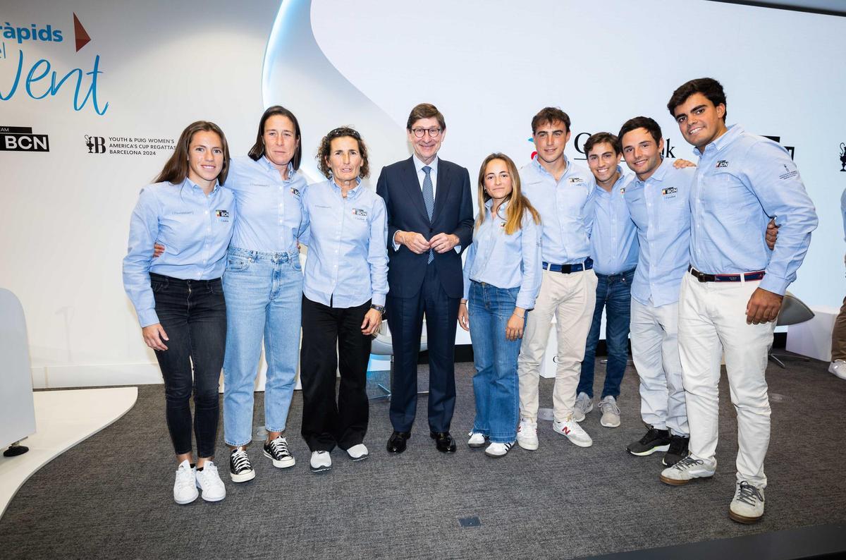 José Ignacio Goirigolzarri, presidente de CaixaBank, junto al equipo español de Copa América de vela Sail Team BCN.