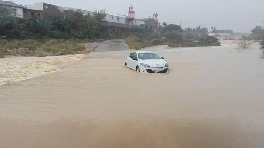 Rescatan a dos atrapados por las inundaciones en Benicarló