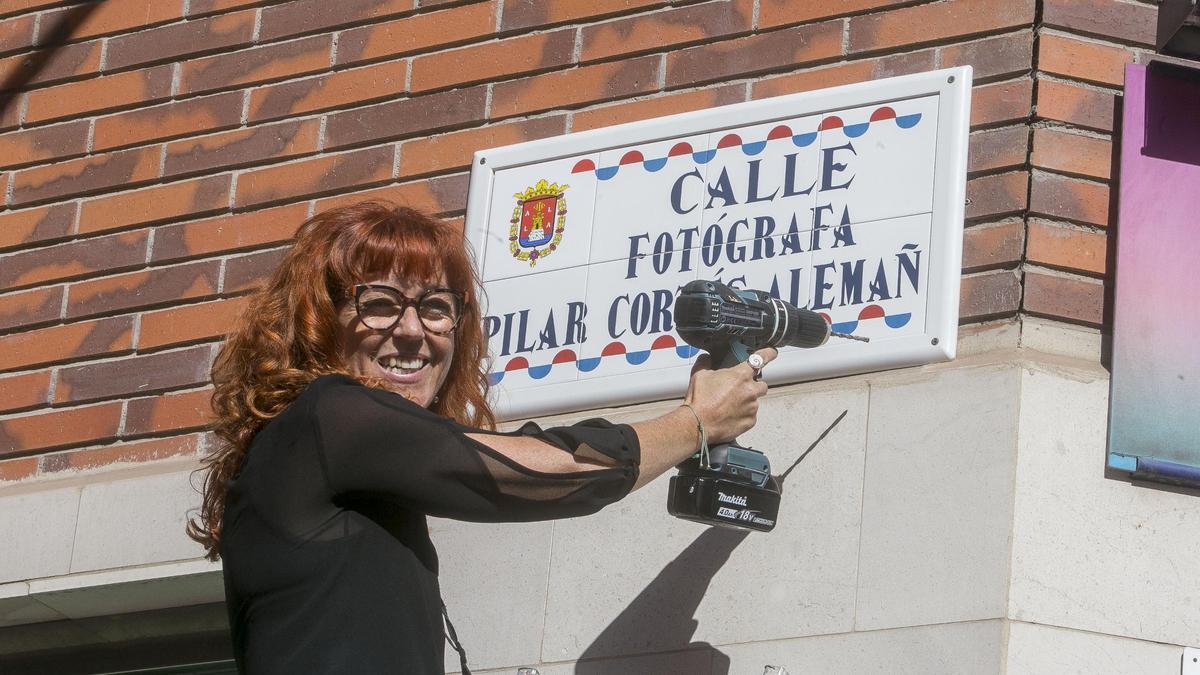 La fotógrafa Pilar Cortés, colocando la placa de su calle en Alicante