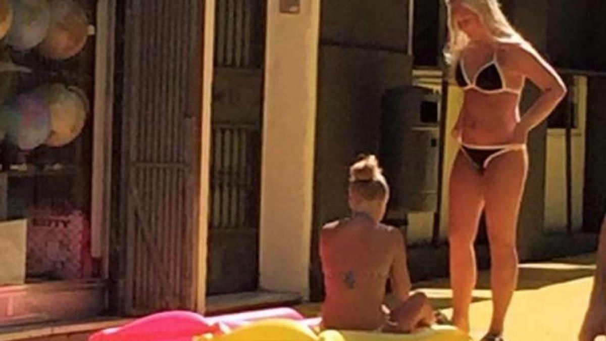 Las dos turistas, en bikini, se tumbaron sobre una colchoneta en plena calle San Francisco durante unos 20 minutos hasta que la Policía las desalojó