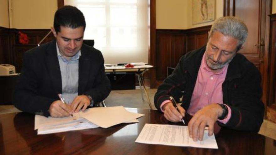 El alcalde de Alcoy, Antonio Francés, y el presidente de Isurus, Ángel Carbonell, firmando el convenio.