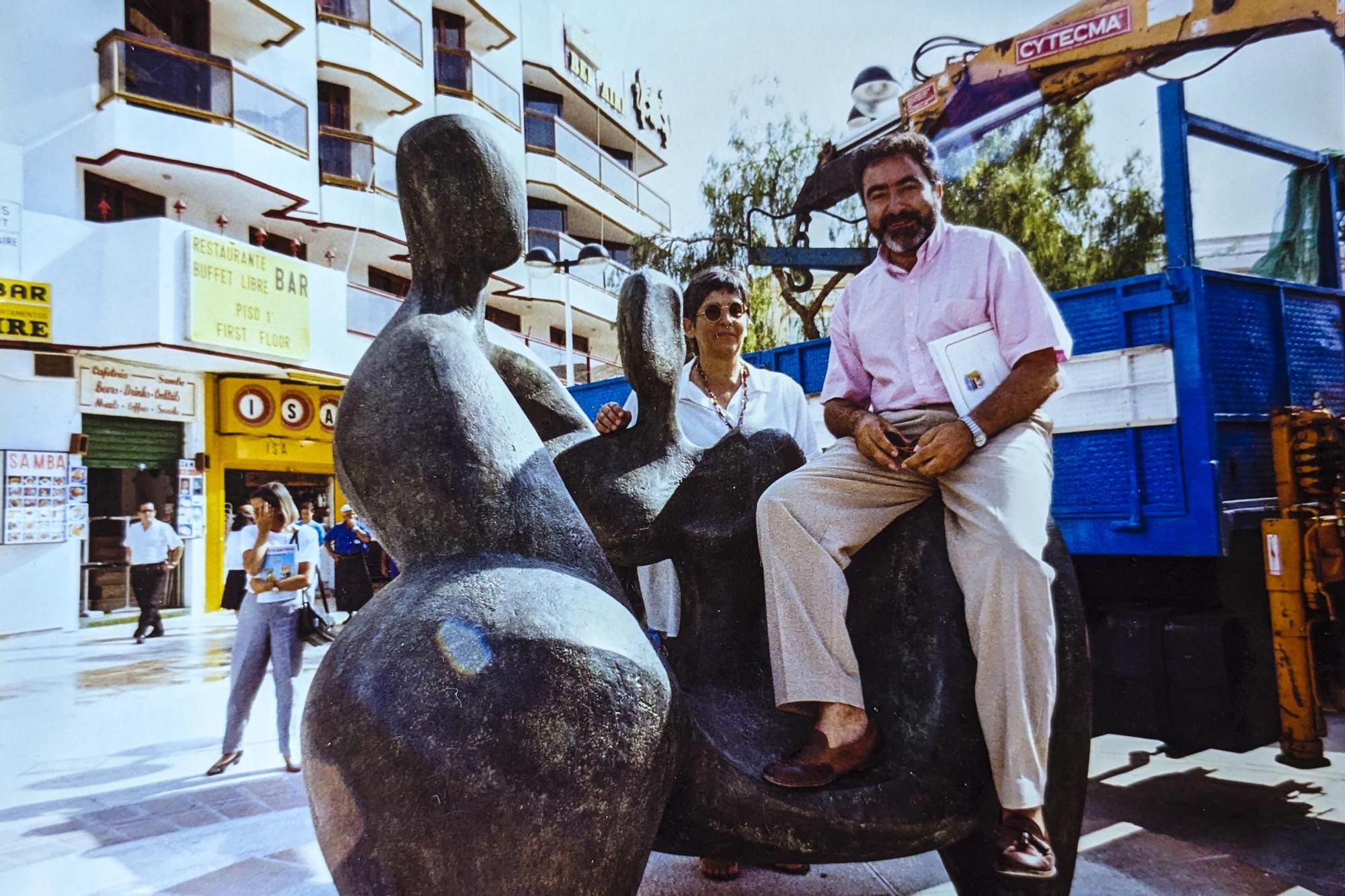 Laverón, a mediados de los 90, durante la colocación de 'El nacimiento de Eva' en la plaza de La Nogalera de Torremolinos