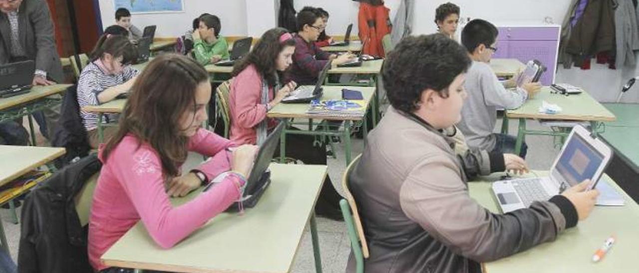 Estudiantes con ordenadores en un colegio de Ourense. // Iñaki Osorio