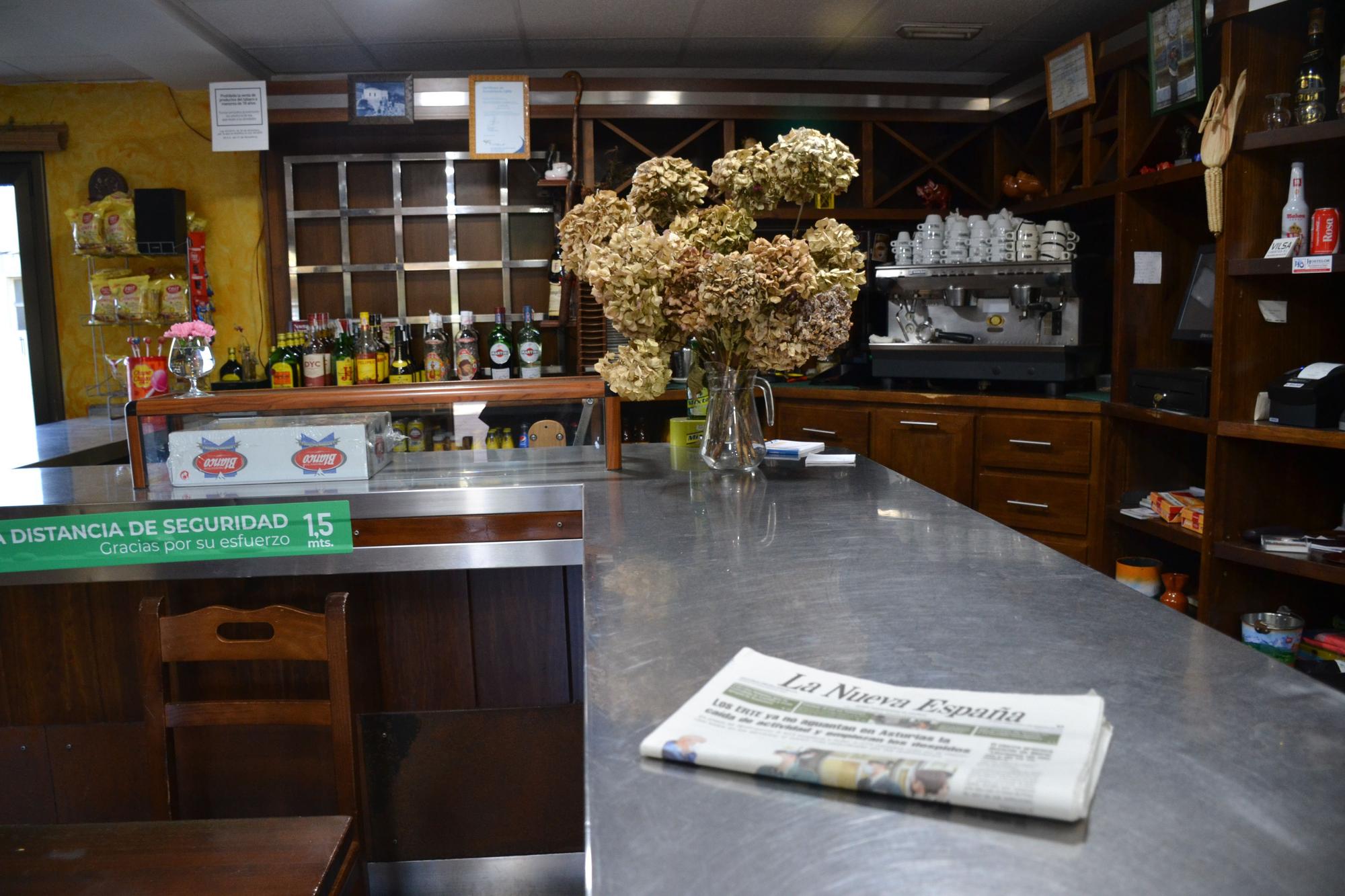 Una zona de la barra del restaurante Parrilla El Canalón.