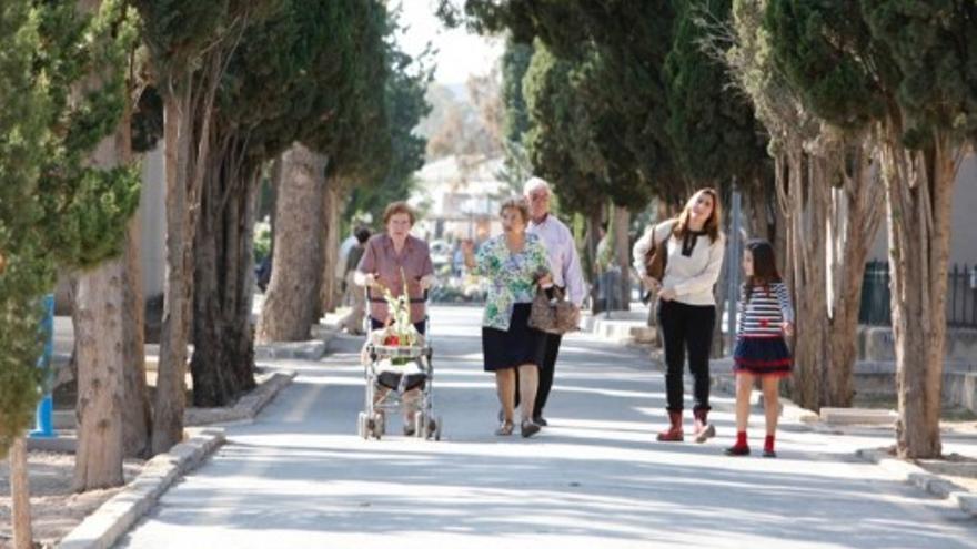 Celebración del Día de Todos los Santos en el cementerio de Espinardo