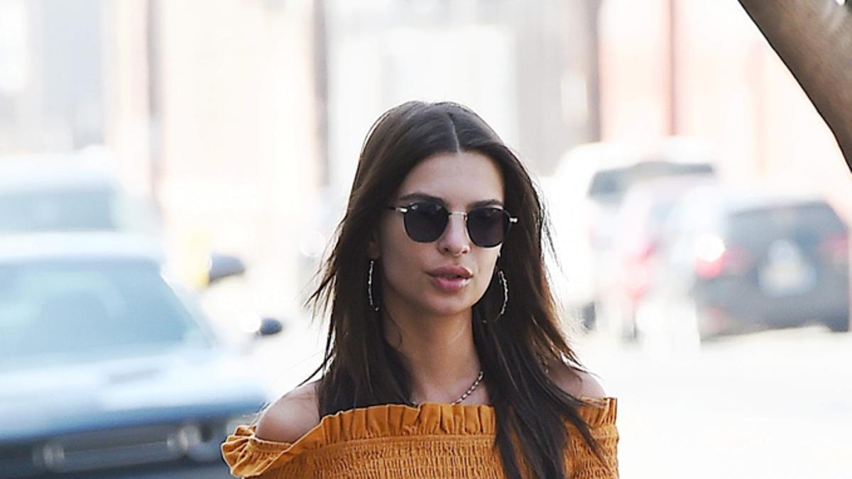 Detalle del look de Emily Ratajkowski con alpargatas de Castañer y top fruncido amarillo