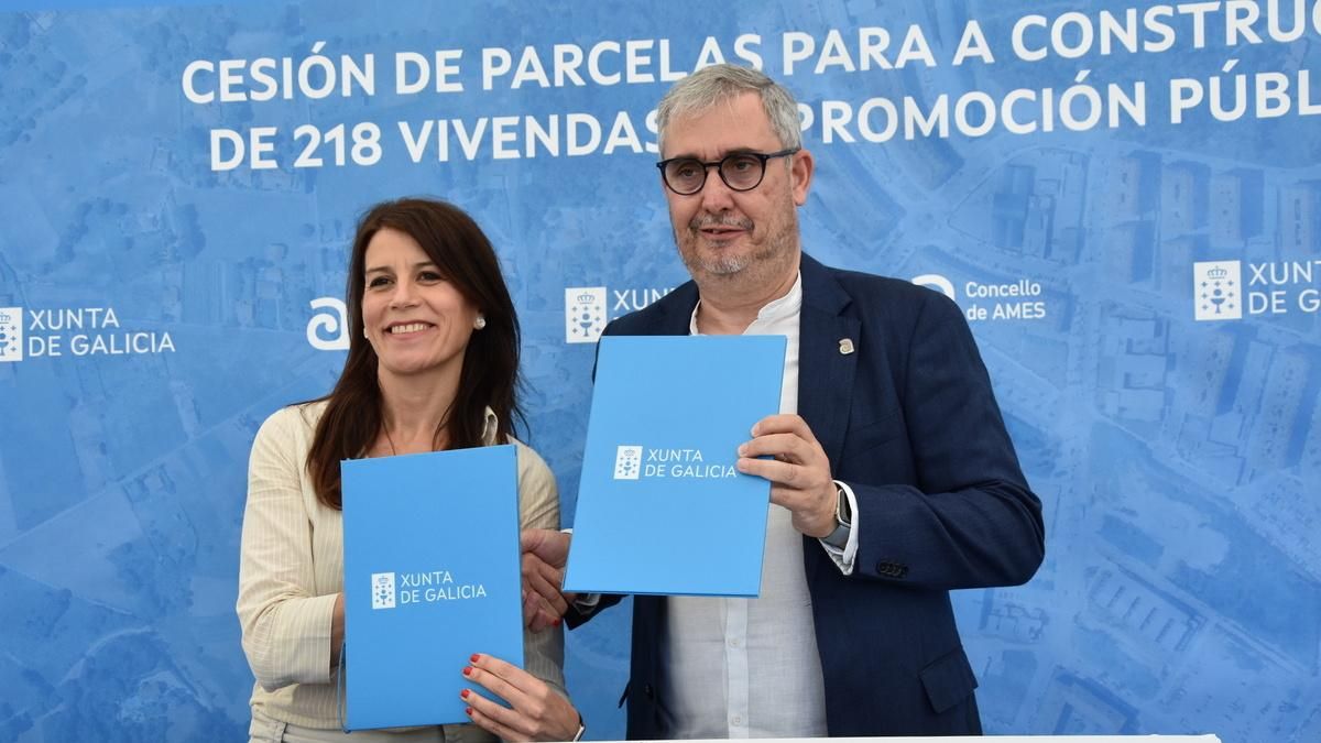 A conselleira María Martínez Allegue e o alcalde Blas García, tras asinar o acordo