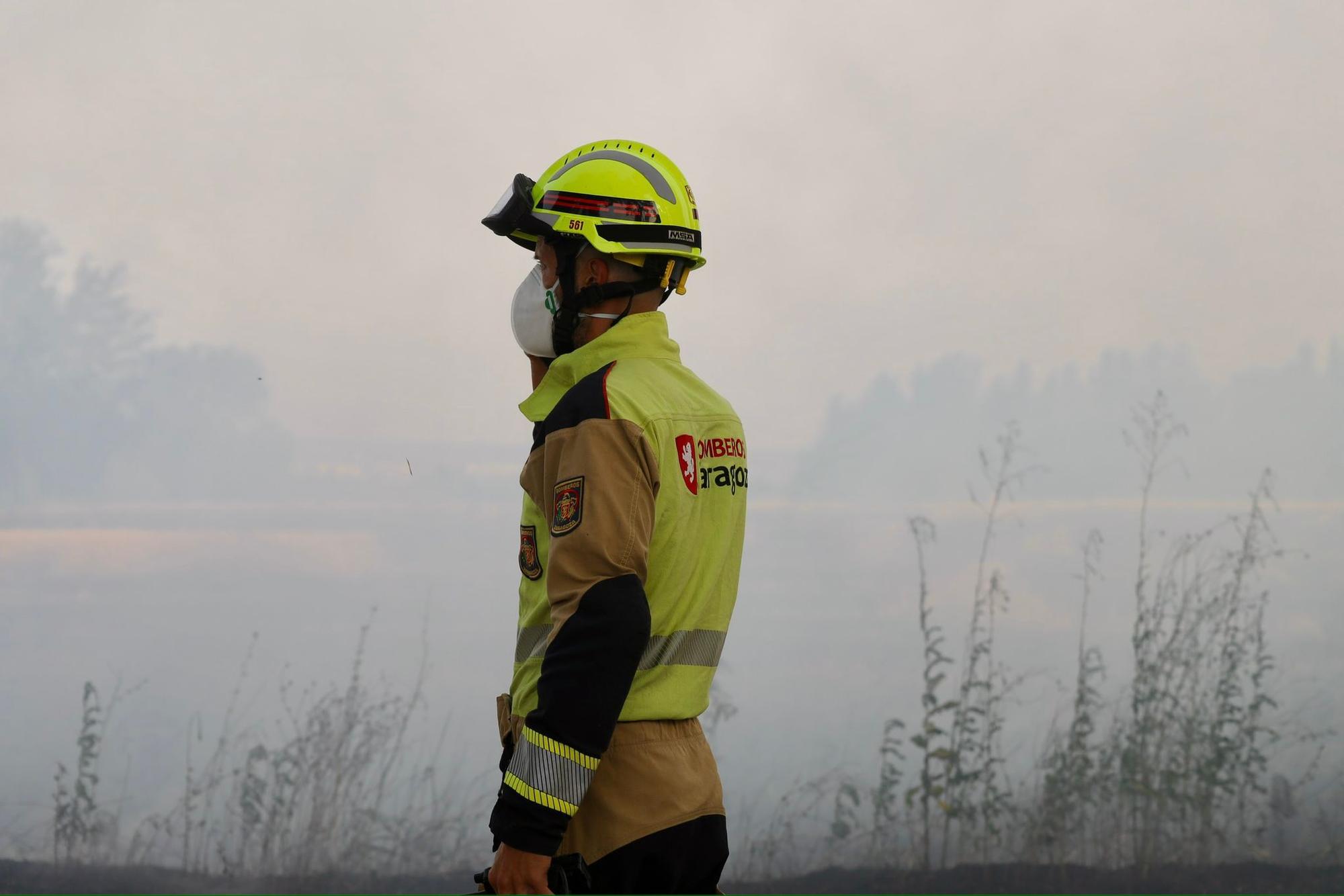 En imágenes | Un incendio a las afueras de Zaragoza obliga a evacuar una residencia