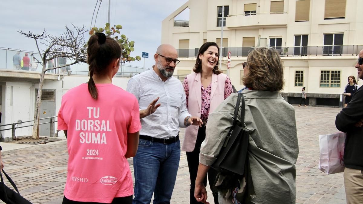 Aridany Romero presenta la camiseta oficial de la III Carrera de la Mujer.