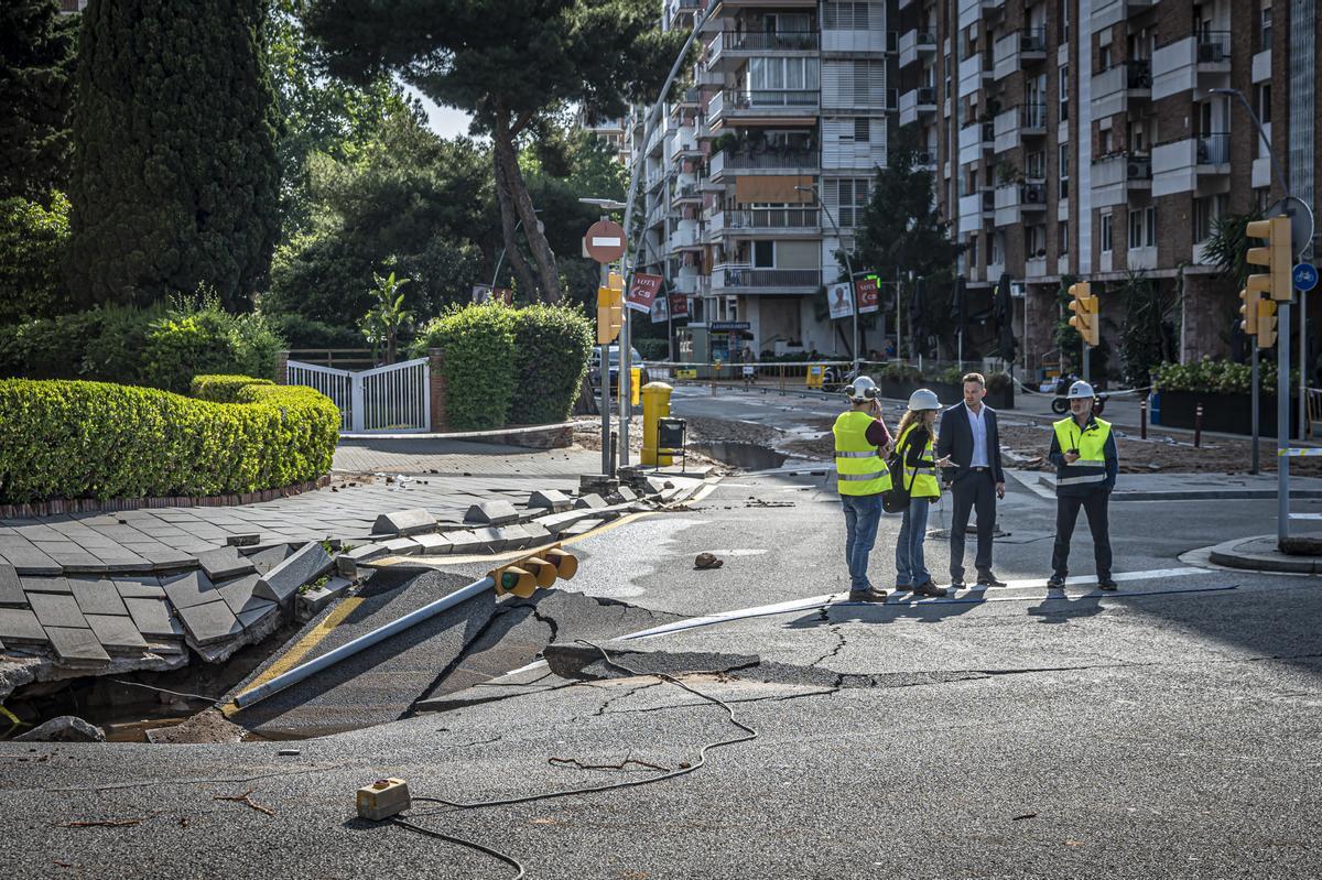 Escape de agua de grandes dimensiones en la avenida Pedralbes con el paseo Manuel Girona de Barcelona