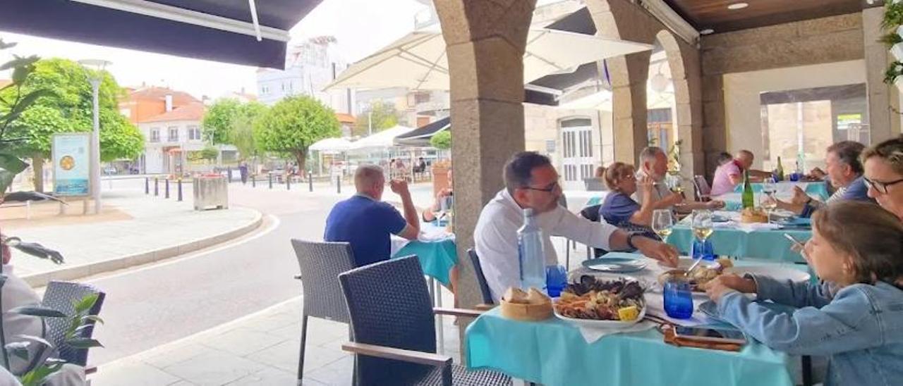 Turistas en el restaurante Herlogón, en O Grove.