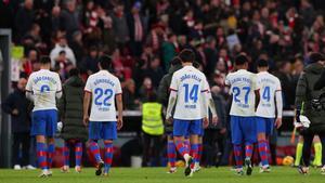 Los jugadores del Barça se fueron tocados del partido ante el Athletic