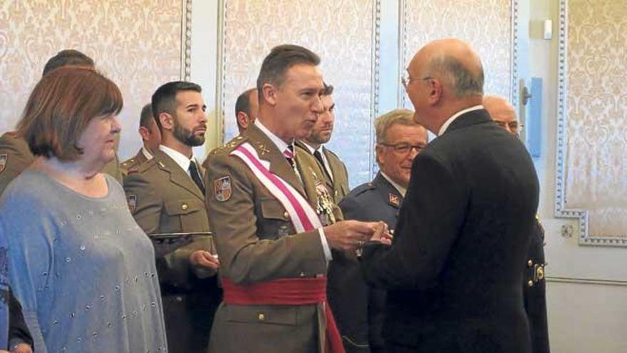 Momento en que Miquel Deyá recibe la Cruz al Mérito Militar.