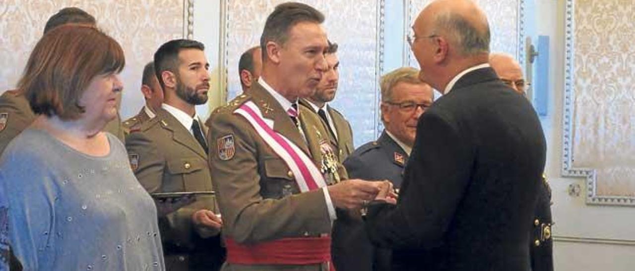 Momento en que Miquel Deyá recibe la Cruz al Mérito Militar.