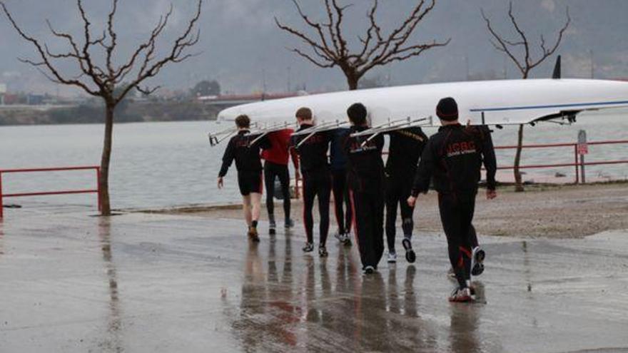 Un club de remo de Cambridge se entrena en Mequinenza