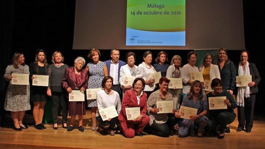 Foto de familia de las mujeres premiadas ayer.