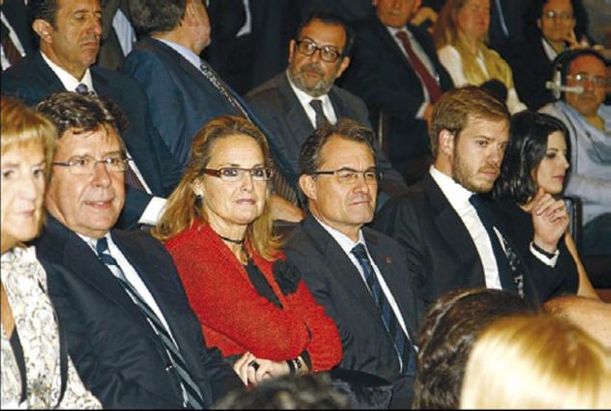 D’esquerra a dreta, Núria de Gispert, Juan Llopart, Helena Rakosnik, Artur Mas, Antonio Asensio Mosbah i Irene Salazar.