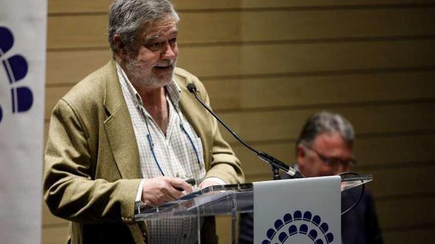 Juan Figaredo, durante su intervención. A la derecha, su presentador en el acto, Isidro Martínez Oblanca.