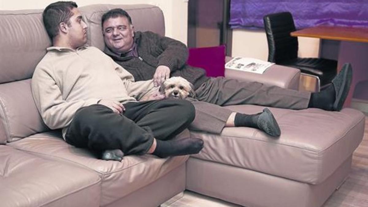 Antonio Moreno, con su hijo Alexander, enel sofá de su casa.