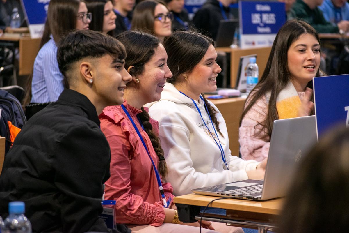 Varios jóvenes en la final de la XIV Young Bussiness Talent.