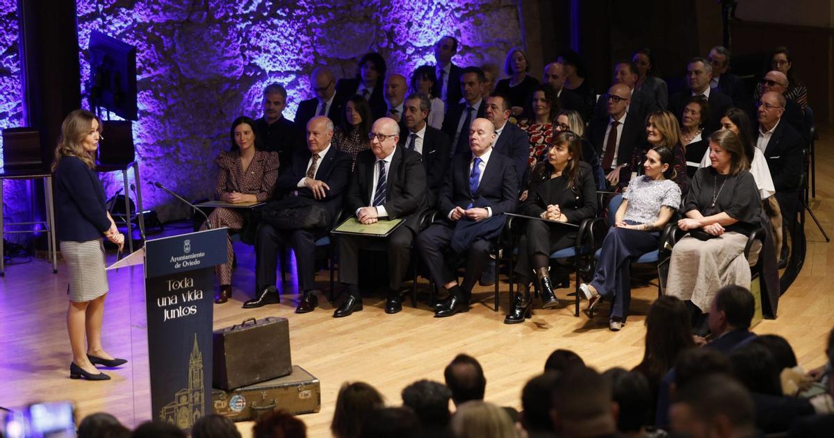 El grupo de los emprsarios distinguidos y, a la izquierda, la presentadora del evento, Alicia Hulton.  | LUISMA MURIAS