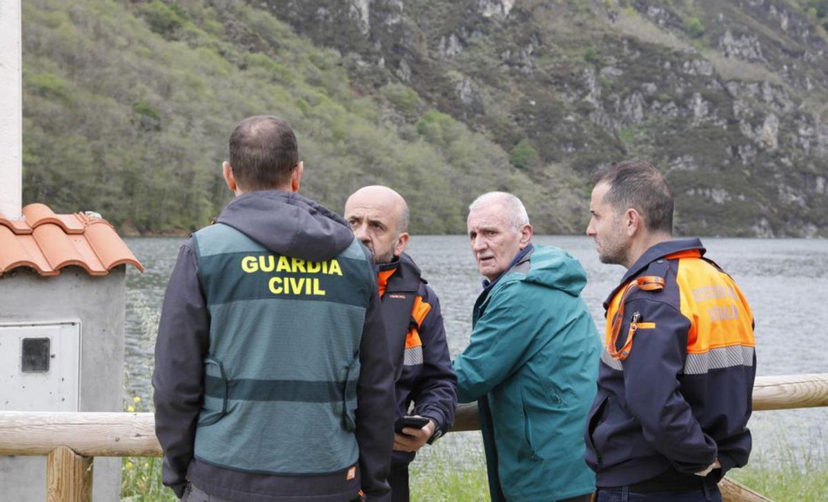 El alcalde de Caso, en el centro, con trabajadores de emergencias.