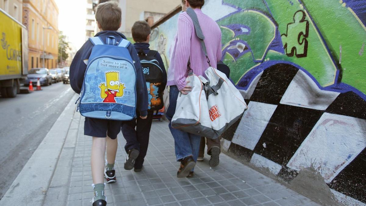 Niños camino de la escuela, en una imagen de archivo.