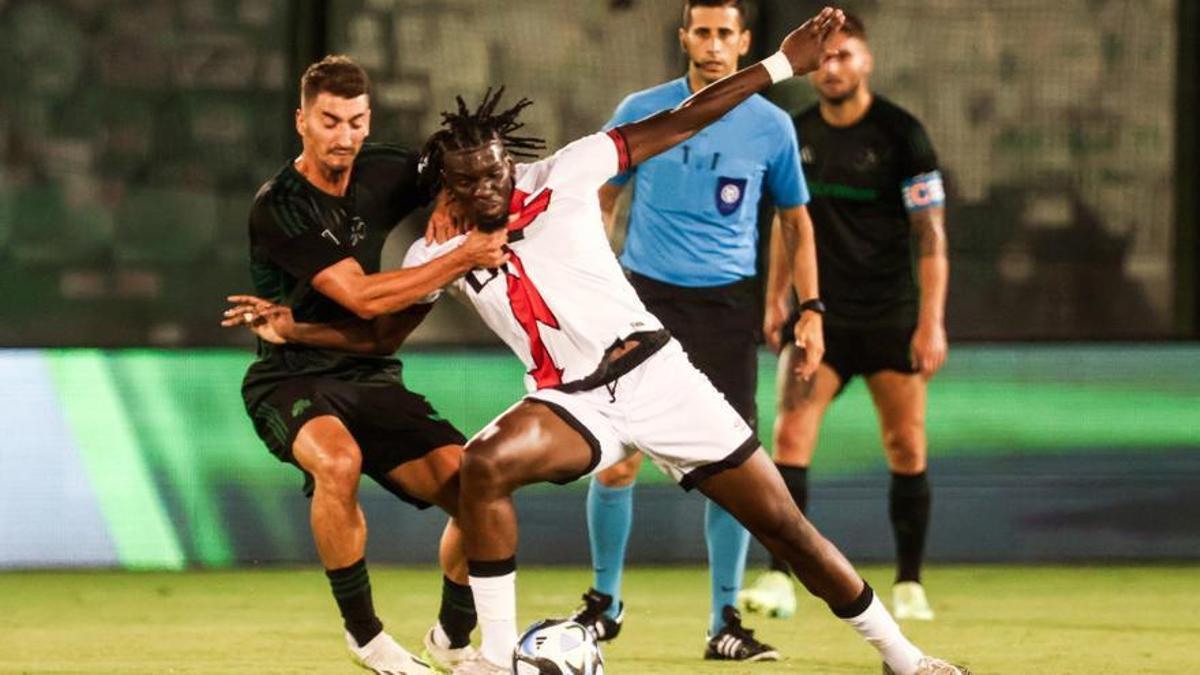 Pathé Ciss, jugador del Rayo, durante un partido de pretemporada ante el Panathinaikos.