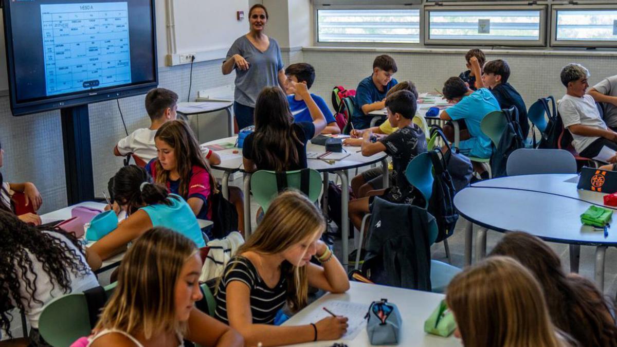 Una docente en un aula.