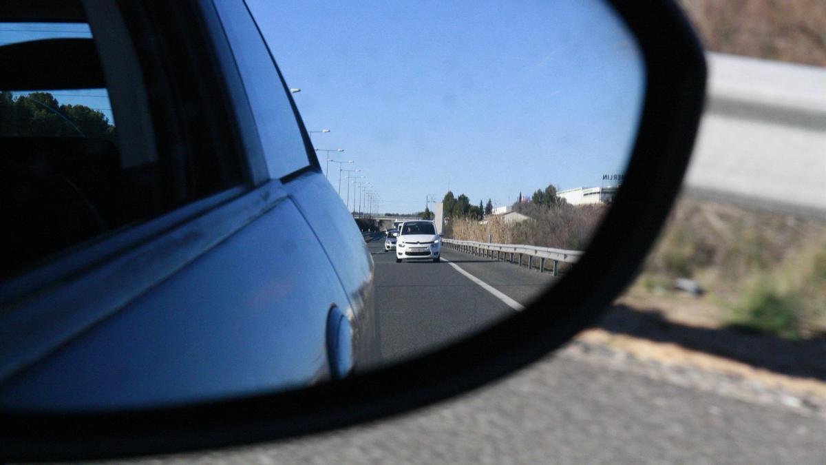 Archivo - Carretera, Retrovisor, Autovía, Coches, Tráfico, Dgt