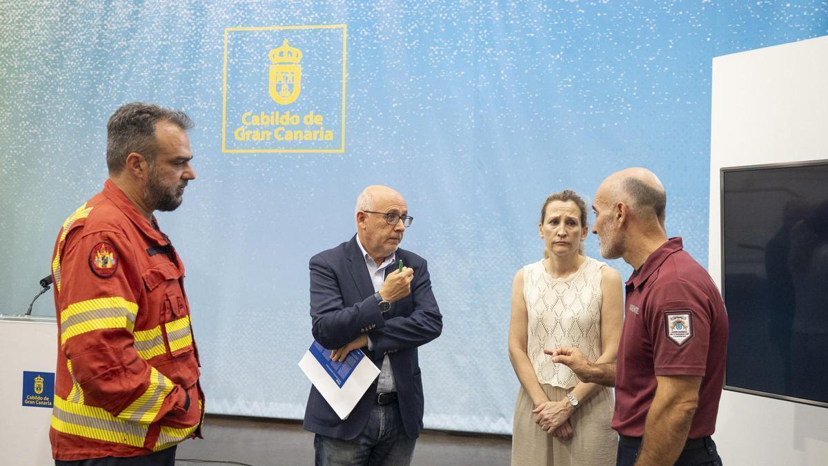 El presidente con distintos responsables de Emergencias del Cabildo de Gran Canaria esta semana.