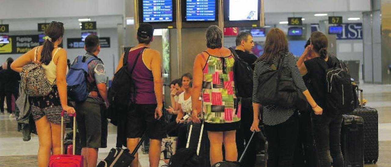 Turistas a su llegada al aeropuerto de Tenerife Sur.