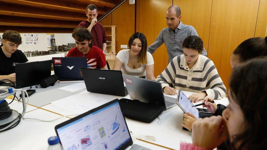 De pie, el profesor de Diseño del Producto, Andrés Diestre, y el director de la Escuela, César Menéndez, con los estudiantes David Fernández, Carlos Fuente, Jenifer Alonso, Lucía Diego, Alba Blanco y Beatriz Álvarez. | Mara Villamuza