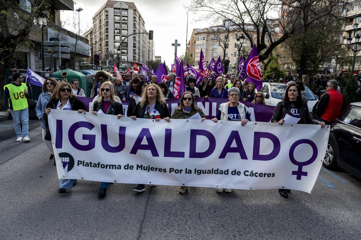 Fotogalería | El 8-M 2026 inunda las calles de Cáceres Fotogalería | El 8-M 2026 inunda las calles de Cáceres