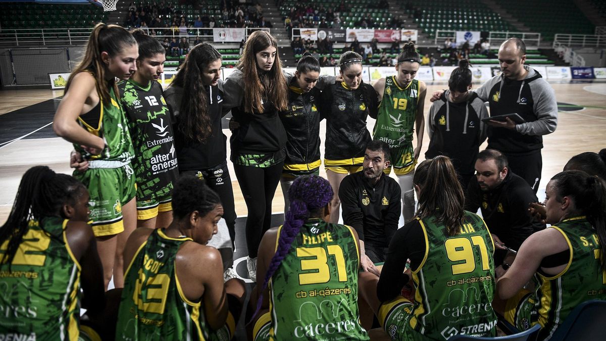 Jesús Sánchez da instrucciones a sus jugadoras.