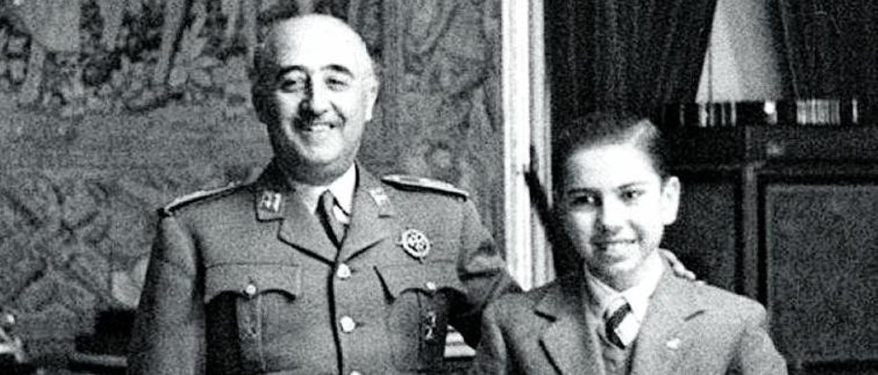 El dictador Francisco Franco,	con el niño prodigio 	y sensación del momento,	Arturito Pomar.