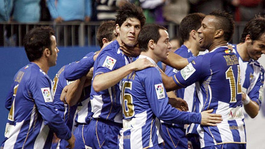 MA07. MÁLAGA, 18/01/09.- El delantero del Málaga C. F Albert Luque (c) celebra con sus compañeros la consecución del cuarto gol de su equipo frente al R.C D. Espanyol, en partido correspondiente a la decimonovena jornada de liga en Primera División que se disputa hoy en el estadio La Rosaleda de Málaga.