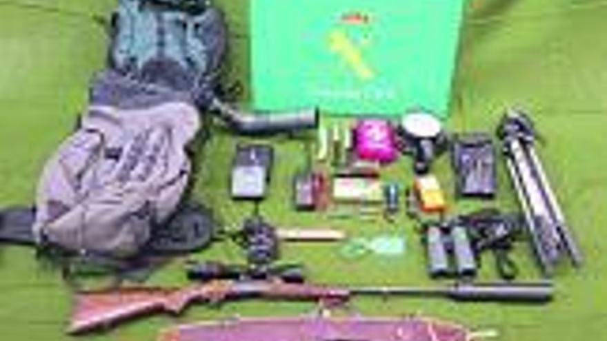 Las armas y objetos incautados por la Guardia Civil a los presuntos furtivos.