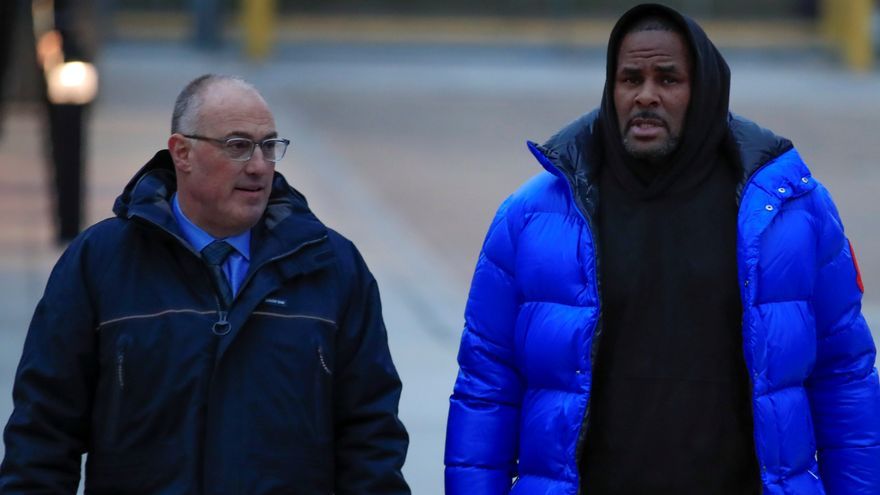 El cantante R Kelly (d) junto a su abogado en Nueva York.