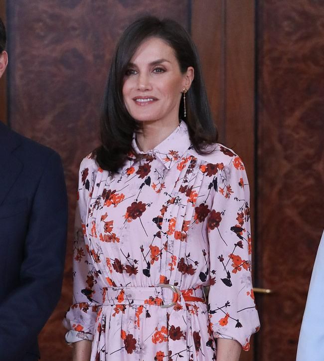 La reina Letizia con vestido de flores de Hugo Boss y pendientes de Tous