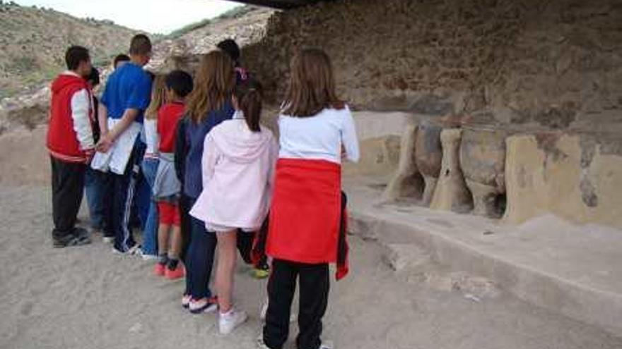 Villena muestra a los jóvenes cómo era la vida prehistórica